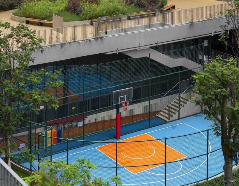 深圳国际交流学院_学校篮球场环境