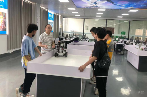 合肥蓝柏匠才_校区老师授课场景展示