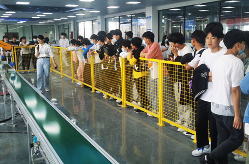 合肥蓝柏匠才_校区讲师现场教学