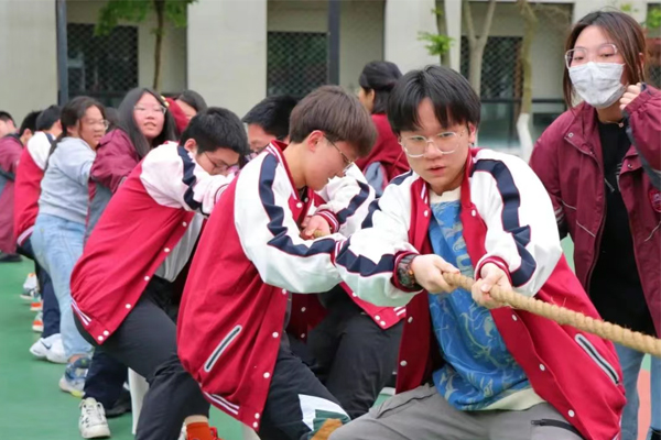 杭州铭慧公学_学生拔河比赛环境