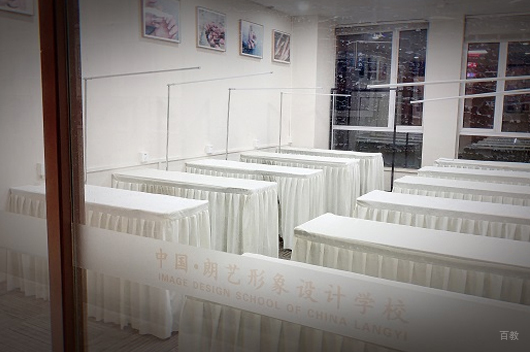 成都朗艺匠心化妆学校_教室环境