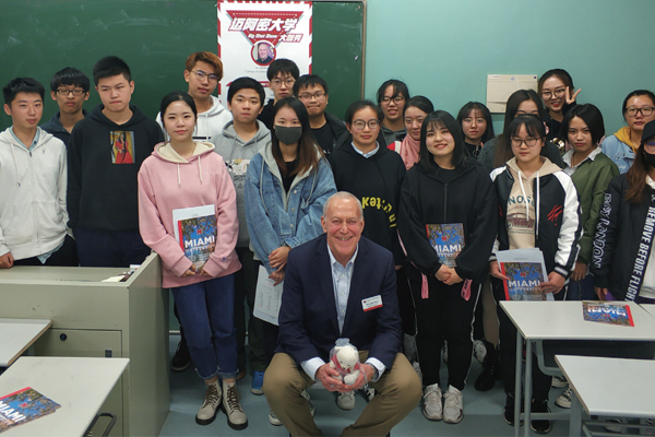 上外贤达国际教育学院_师生亲切合影环境