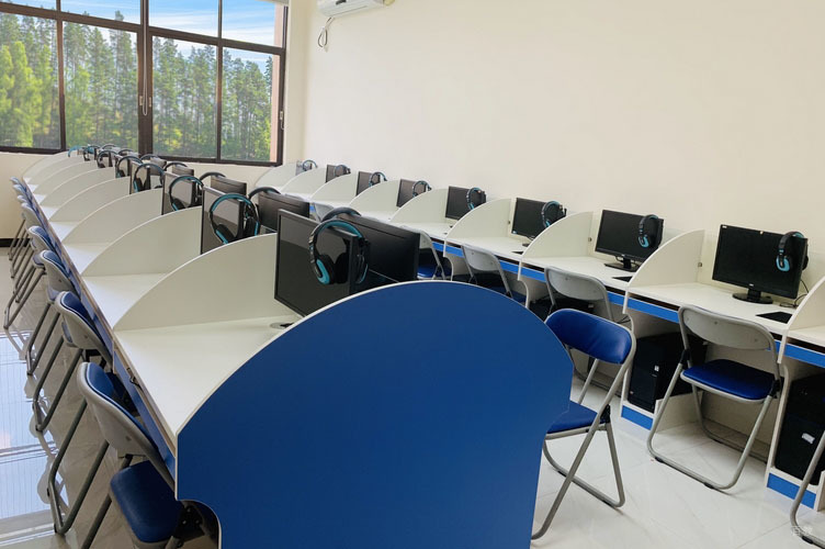 学校听力教室环境