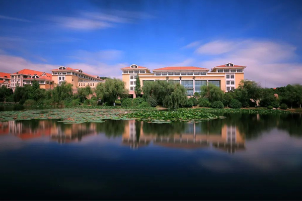 中国海洋大学国际本科_校园湖边环境