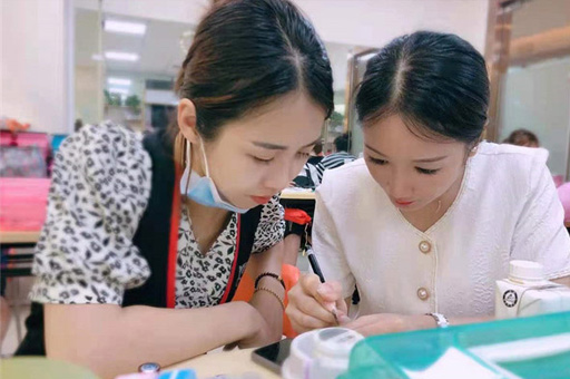 厦门金善化妆学校_上课指导环境