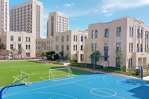 美国凯泽大学国际本科_校区操场环境