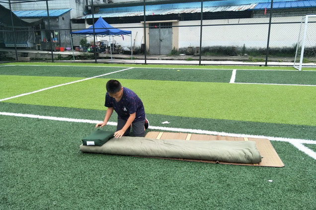 深圳黃埔軍事夏令營_學員疊被子展示活動