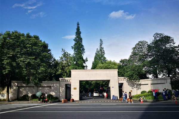 学院门口环境