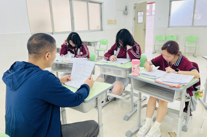 广州华耀中高考复读学校_老师上课场景1
