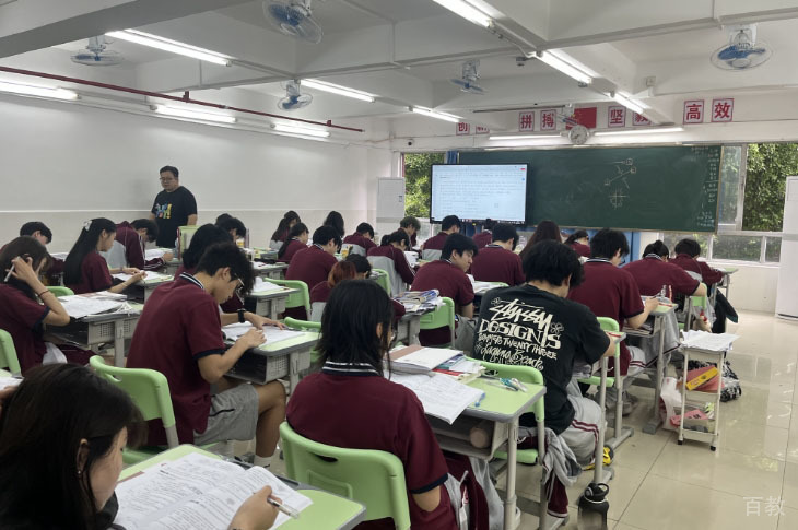 广州华耀中高考复读学校_学员上课场景1