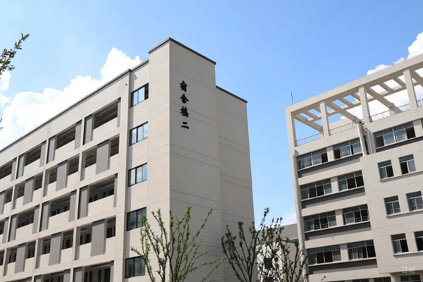 吴江青云实验中学中复班_宿舍楼环境