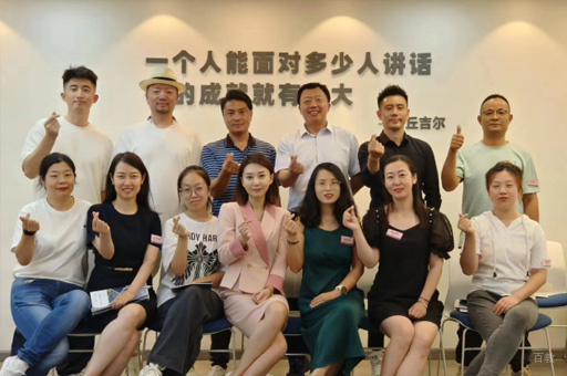 泉州心道演讲口才_学校合照环境