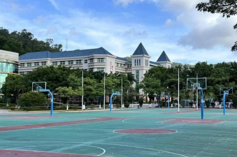 深圳富源學校復讀部_學校籃球場環(huán)境