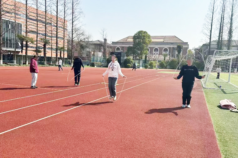 上海致远中高考学校_操场环境图片