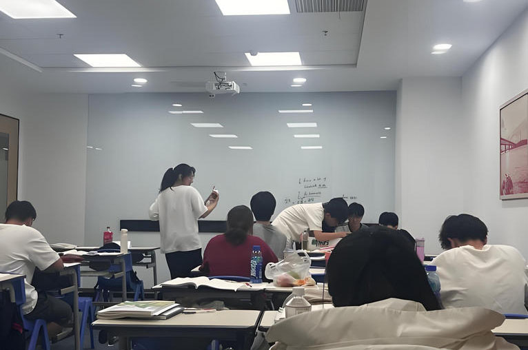 廣州新東方專升本培訓(xùn)_老師上課場景1