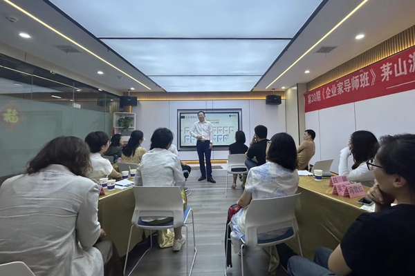 北京新途德口才_校區老師授課場景展示