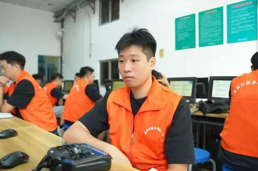 广州震东智飞无人机_学员上课场景2