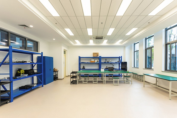 常熟世华学校_器材室环境