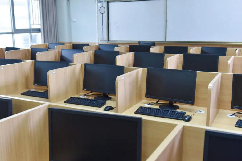 深圳富源英美学校_学校电脑室环境