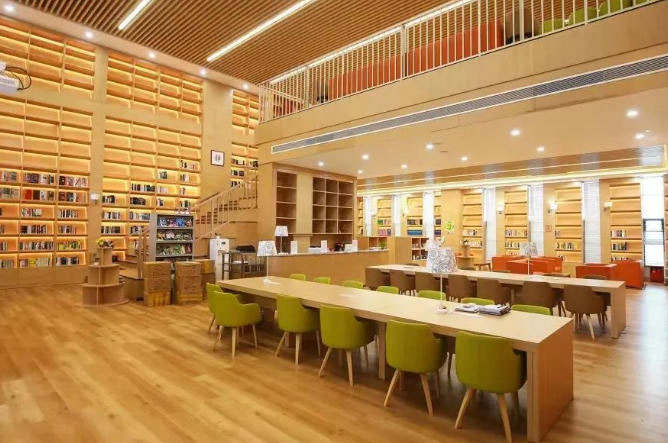 深圳富源英美学校_学校图书馆环境
