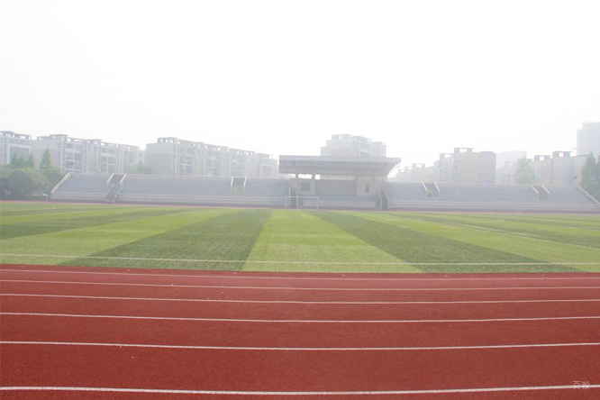 上海开放大学附属高级中学_学校操场环境