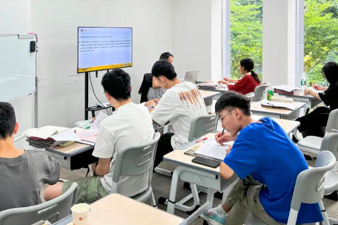 廣州贏未來留學(xué)學(xué)員上課場景