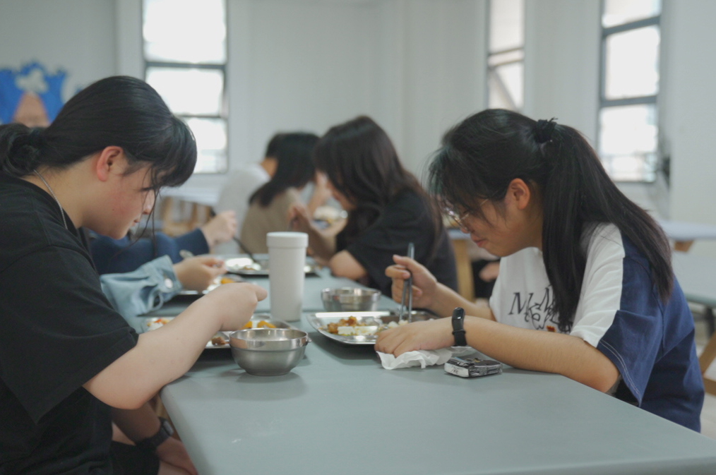 成都赢星高考学校_学生吃饭相册