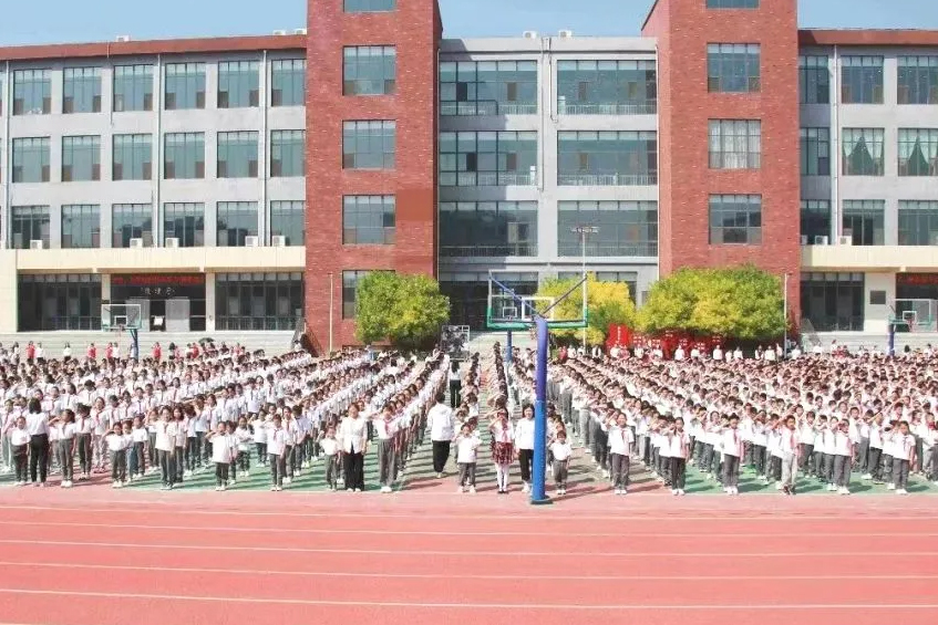 晋中市博雅培文实验学校_操场环境