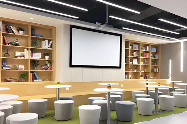 深圳51Talk香港升学中心_机构休息区环境