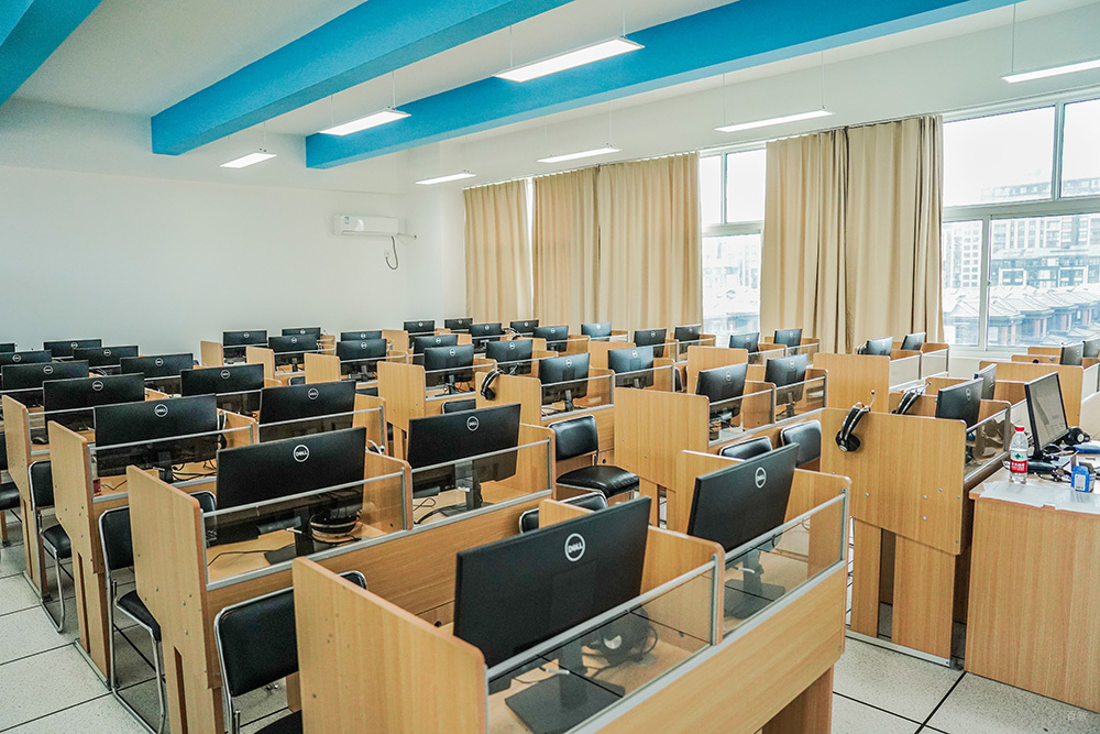 上海存志学校_教室环境图片