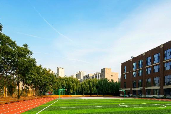 太原尊成国际教育学校_操场环境3