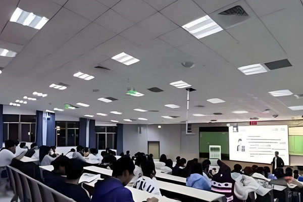 武汉一路职通_校区学员上课场景展示