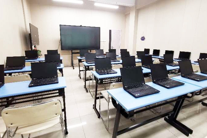 上海先劲教育学院_电脑室环境图片