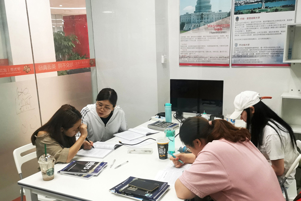 武汉学为贵教育_校区老师授课场景展示