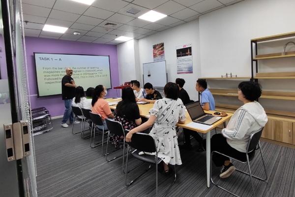 武汉学为贵教育_校区老师授课场景展示