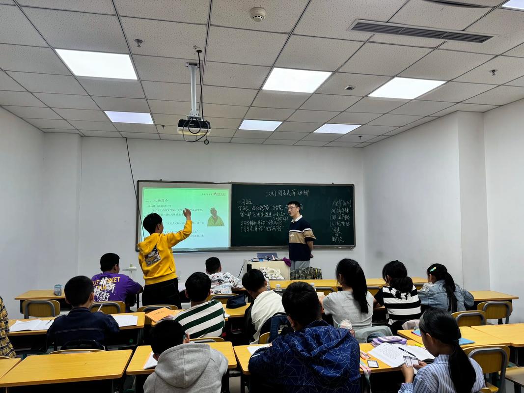 课程上认真回答问题的学员