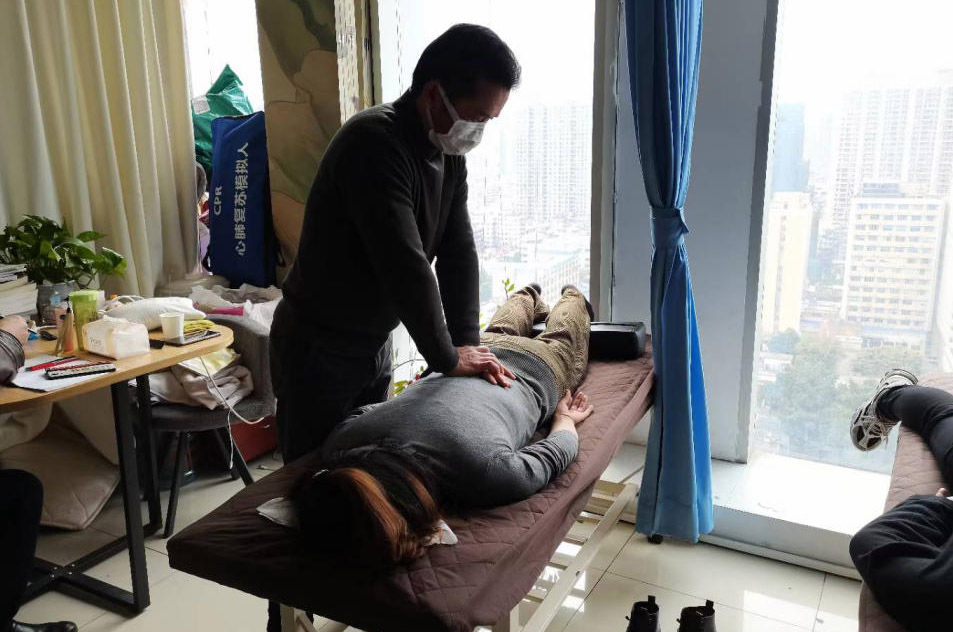 广州润贤中医学堂_老师实操教学场景