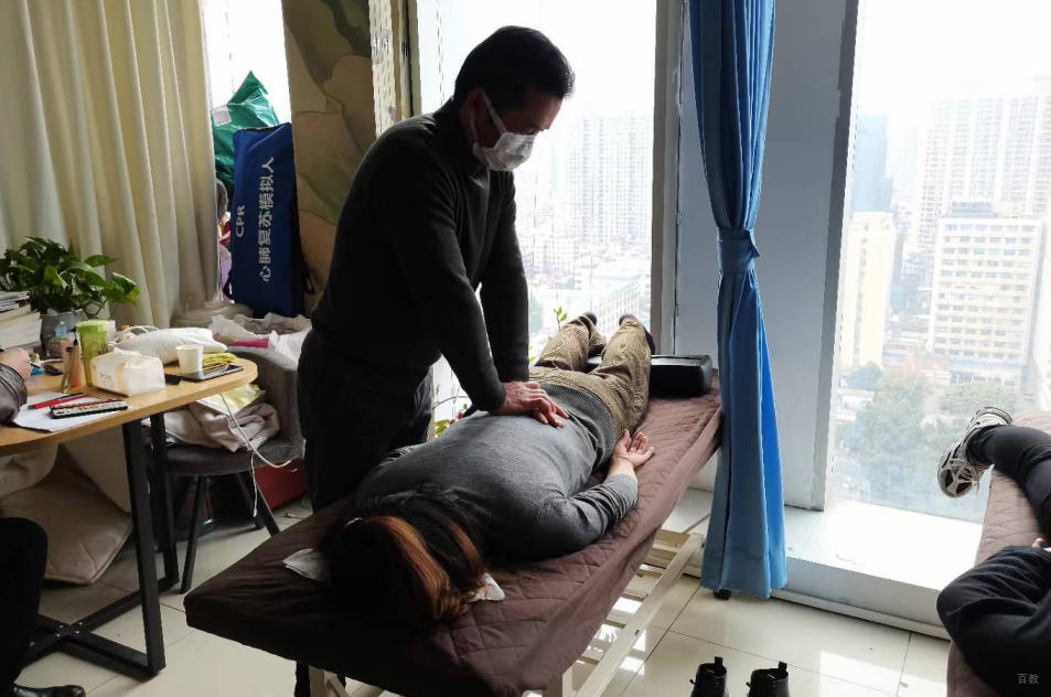 老师实操教学场景