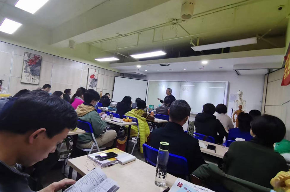 广州润贤中医学堂_学员上课场景