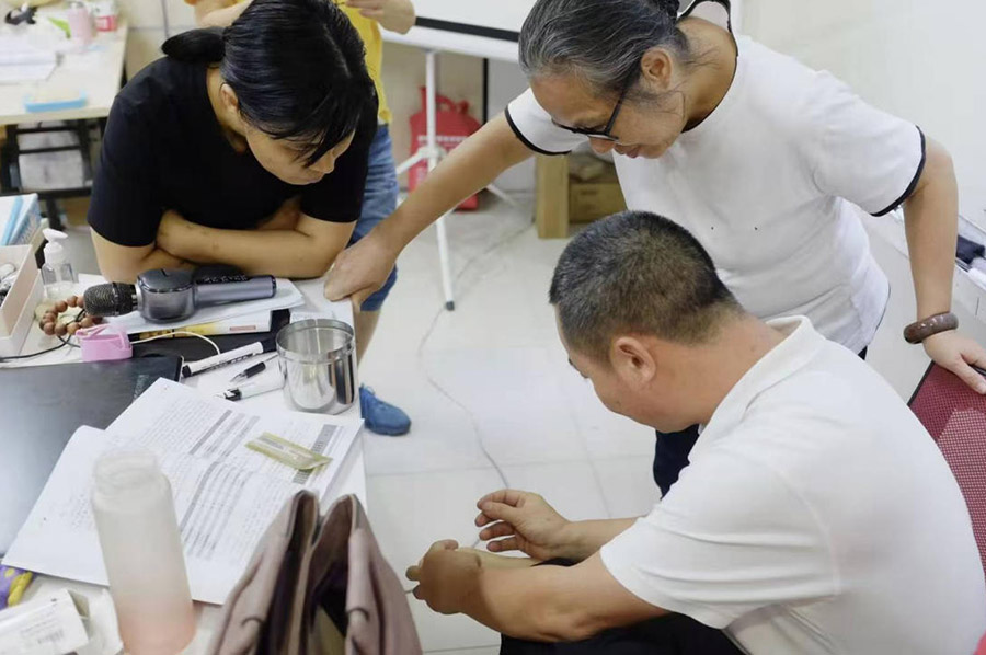 广州润贤中医学堂_学员实操场景