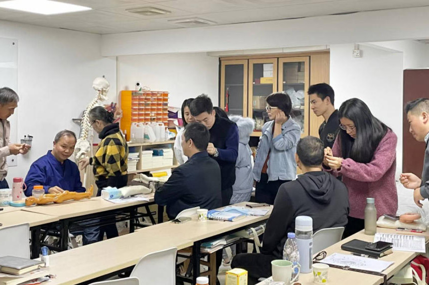 广州润贤中医学堂_老师上课场景5