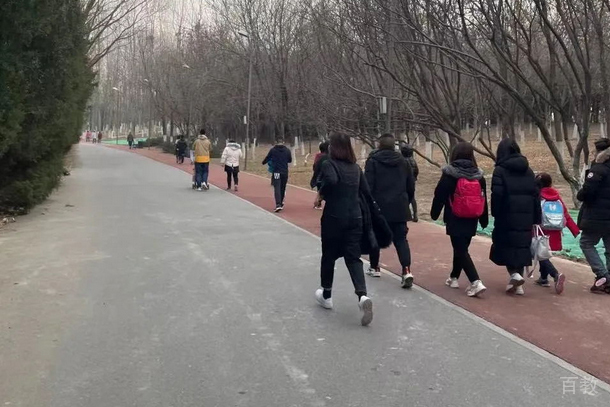 济南读研教育_操场环境