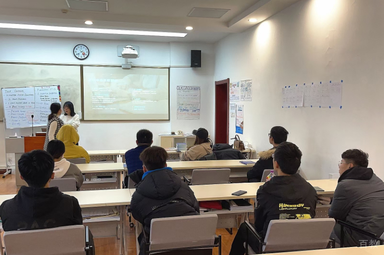 环球雅思作品集培训_上课中的学员
