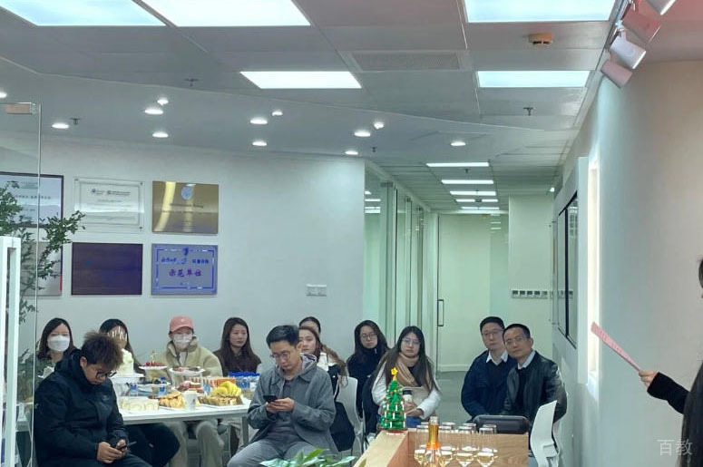 广州炽道国际教育_老师授课场景