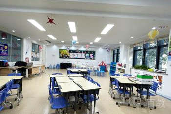 明亮的小学教室