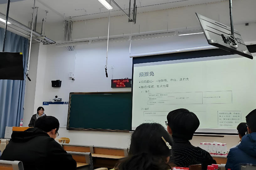 老师上课场景