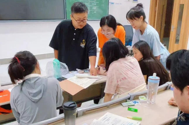学员讨论场景