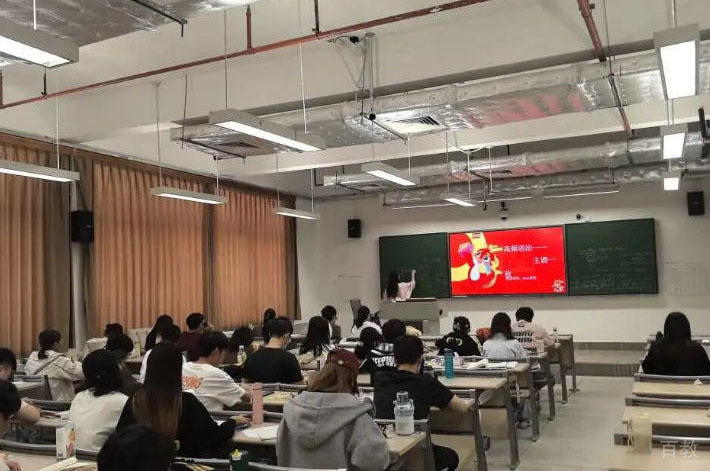 老师上课场景