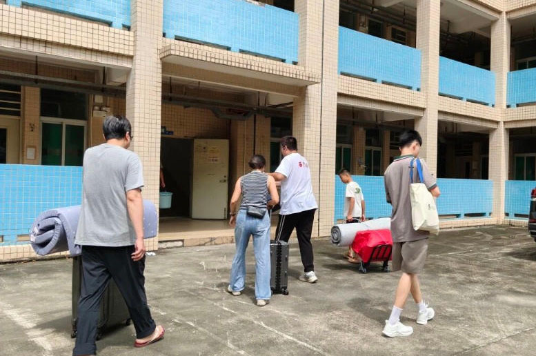 学校宿舍楼下环境