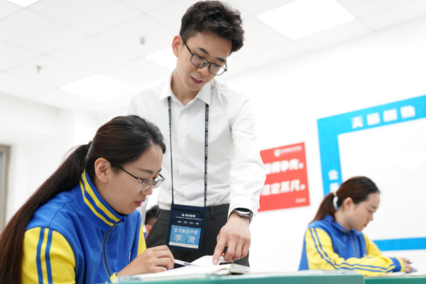 北京精华高考复读学校_老师授课场景展示